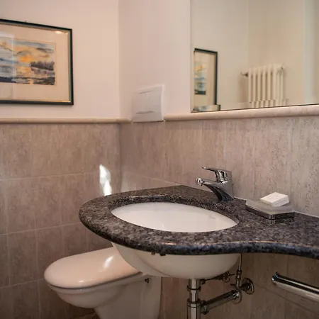 Villa Maison Selva - Vinessa Beachfront Retreat Toscolano Maderno