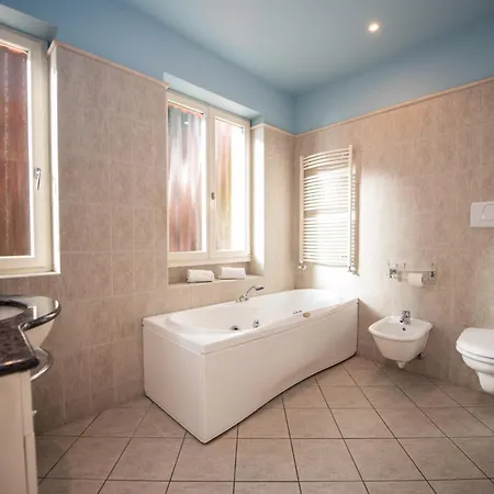 Villa Maison Selva - Vinessa Beachfront Retreat Toscolano Maderno