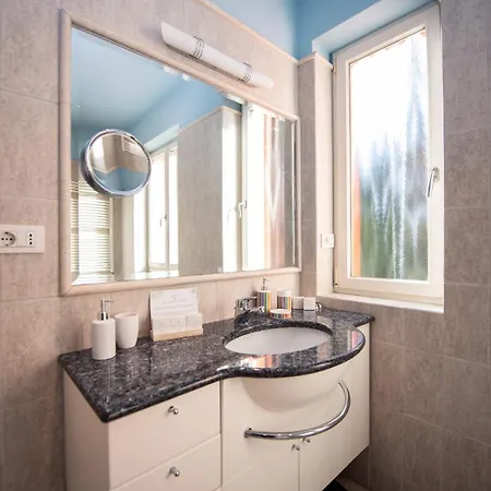 Maison Selva - Vinessa Beachfront Retreat Villa Toscolano Maderno