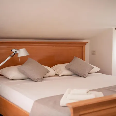 Villa Maison Selva - Vinessa Beachfront Retreat Toscolano Maderno