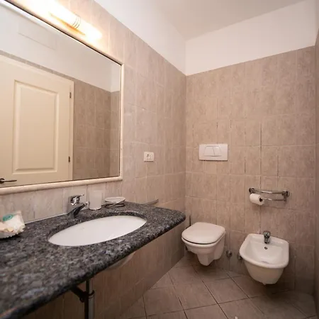 Maison Selva - Vinessa Beachfront Retreat Toscolano Maderno