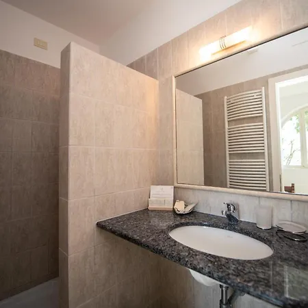 Villa Maison Selva - Vinessa Beachfront Retreat Toscolano Maderno