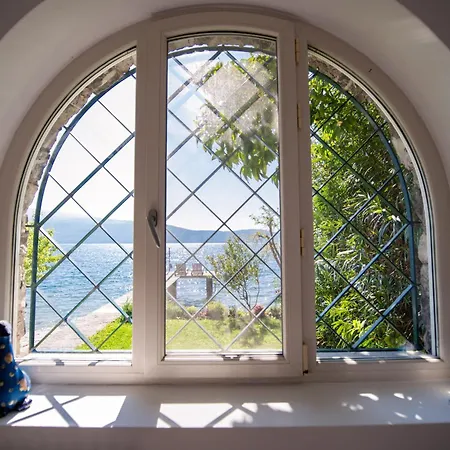 Villa Maison Selva - Vinessa Beachfront Retreat Toscolano Maderno